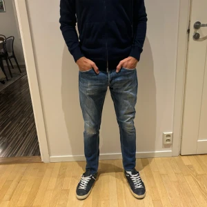 Dondup george  - Tja säljer nu dessa dondups, lite destroyed vid knät samtidigt som dom är väldigt cleana kombinerat med feta nyanser. Sparsamt använda och inga tecken på användning. Hör av dig vid minsta fundering😃