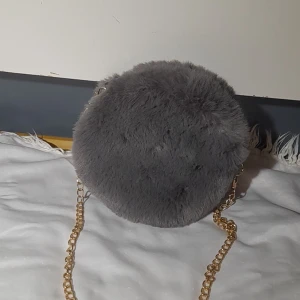 Väska - Det är en liten väska. Den är i mycket bra skick och oanvänd. Köpt för 250kr