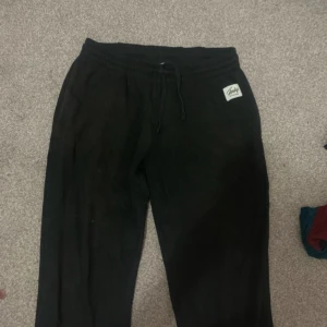 Svarta mjukisbyxor/ sweatpants - Jag säljer Andy svarta mjukisbyxor för män