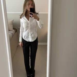 Snygga kostymbyxor - Snygga gråa kostymbyxor med pressveck och fickor framtill. Mått: Innerbenslängd: 82 cm Midjemått: 65 cm Från byxgrenen till midjan: 27 cm. Byxorna är i myckey bra skick och 100% ull. Märket är Janet.