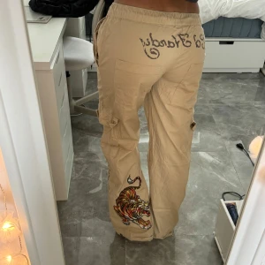 Low waist ed hardy cargos - Köpta för 1000 säljer för 400:) 