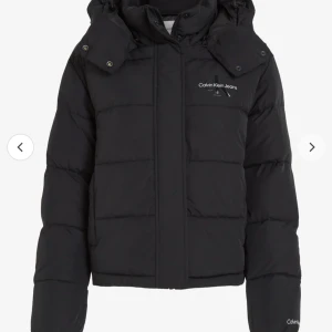Jacka  - Säljer min calvin klein jacka för att den är för stor för mig, original pris 1800. Den är I bra skick och priset kan diskuteras😌