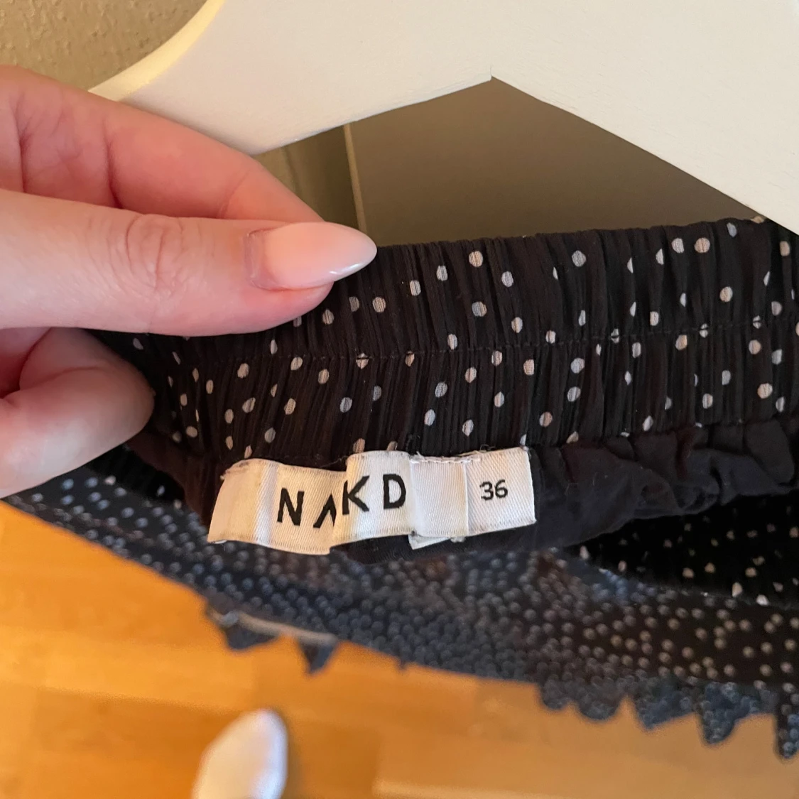 Prickig kjol NAKD - 90