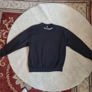 Svart tröja från Black Squad - Säljer en svart tröja från Black Squad i storlek XS. Den har en oversized passform och texten 'Los Angeles' tryckt i vitt på baksidan. Tröjan är långärmad och perfekt för en casual look. Passar bra till både jeans och joggers!