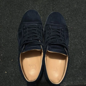 Christian Louboutin skor - Loubs tvär feta skick 9/10 använda i Max 2 veckor. Priset kan diskuteras. Fakes. Box och allt följer med.