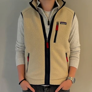 Patagonia väst - Säljer en trendig patagonia väst som är enbart testad, 10/10 skick. Jag på bilden är 174 cm lång och väger 65 kg och plagget är i storlek S. Hör av er vid fler funderingar😄