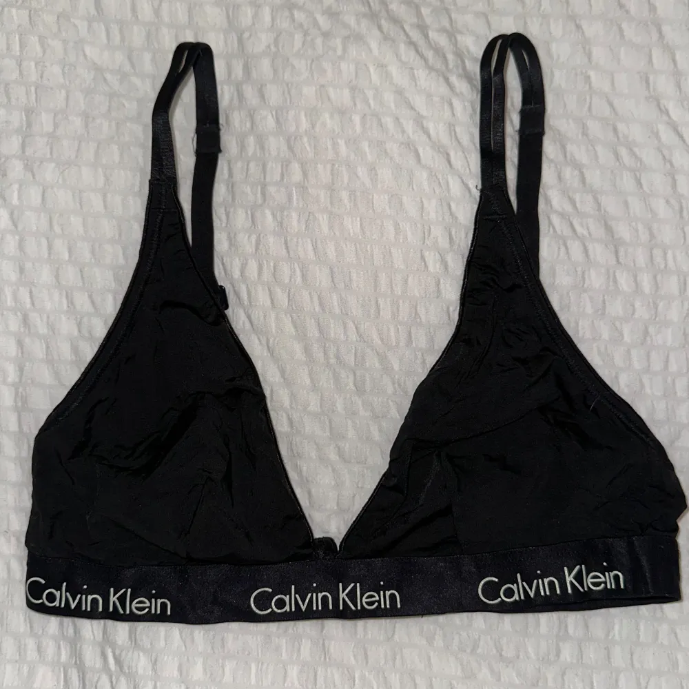 En jättefin bralette ifrån Calvin Klein! Den är i fint skick men tyvärr har jag klippt bort storlek/tvättråds lappen 😩. Övrigt.