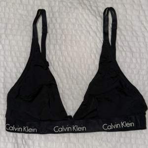 En jättefin bralette ifrån Calvin Klein! Den är i fint skick men tyvärr har jag klippt bort storlek/tvättråds lappen 😩