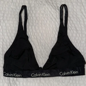 Calvin Klein Bralette  - En jättefin bralette ifrån Calvin Klein! Den är i fint skick men tyvärr har jag klippt bort storlek/tvättråds lappen 😩