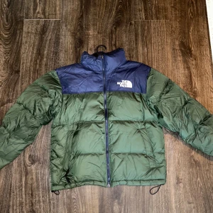 North face 90s retro dunjacka - Hej! Säljer denna jättefina dunjacka som jag köpte förra vintern. Den är i väldigt bra skick då den knappt är använd. Nypris på dessa är 4000~. Vid frågor är det bara att höra av sig