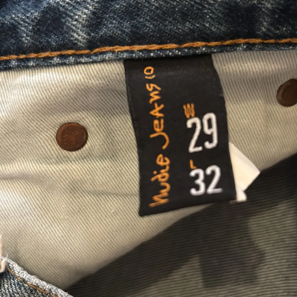 Trendiga jeans från märket Nudie. Skick 9/10. Storlek: W29 L32. Nypris ligger på 1599kr. Fråga om ni har några funderingar!. Jeans & Byxor.