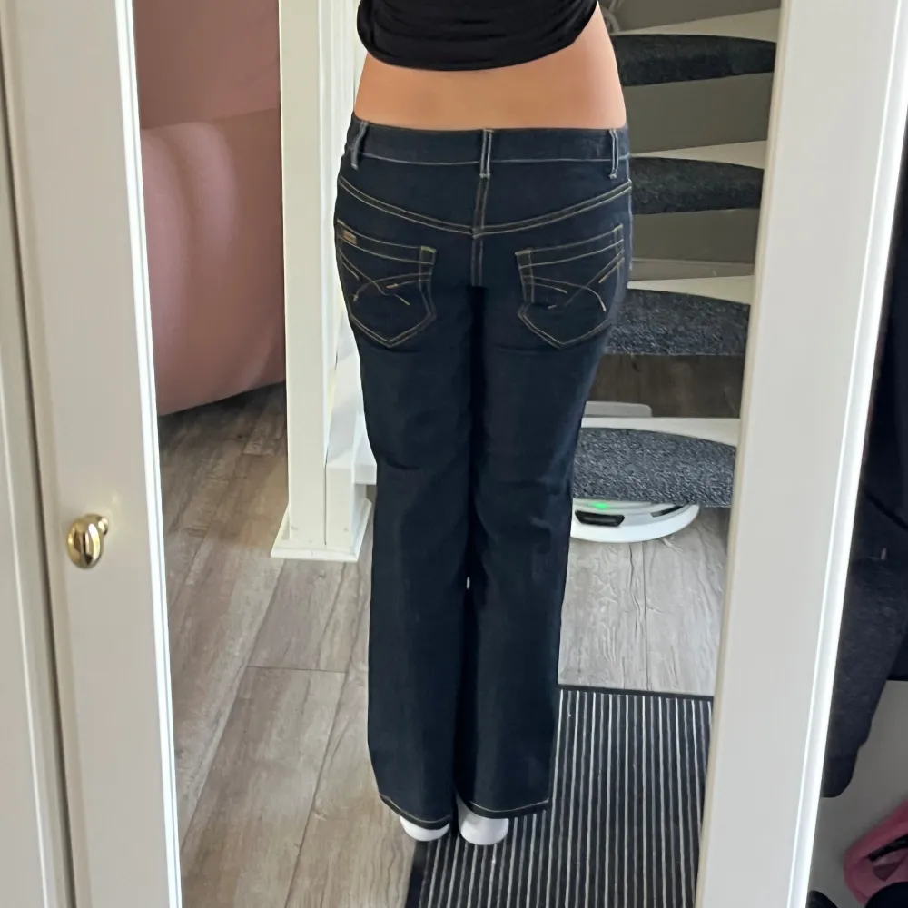 Köpte dessa på Vinted men var tyvärr för små för mig❤️ midje mått: 38cm och innerbenslängd: . Jeans & Byxor.