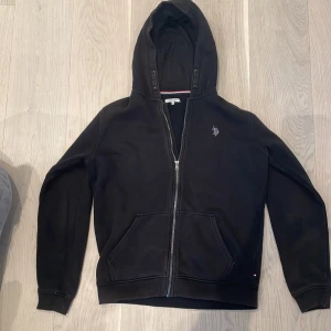 US Polo Assn Hoodie - Säljer nu min US Polo Assn hoodie. Den är i bra skick och inga slitage. Sitter som S men passar också för XS. Hör av er vid funderingar.
