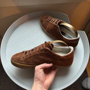 Golden Goose Superstar - Golden Goose Superstar | Skick: 9/10 - Storlek: 41 - OG: Inget - Nypris: 6000 - Vårt pris: 1599 - Skriv för mer frågor eller funderingar och kolla gärna in liknande plagg i min profil 