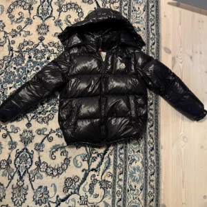 Svart pufferjacka från Moncler - Säljer en snygg svart jacka från Moncler. Jag köpte den från Plick. Qr kod funkar. Lagad på armen men det syns inte när man har på sig den 