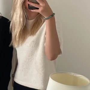 Stickad tröja - En cream vit stickadteöja från Gina som är i fint skick, har inte används mycket alls. Säljer en likadan i rosa också i samma skick💞