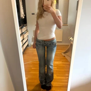 lågmidjade jeans - säljer ett par snygggga lågmidjade blåa jeans, jättegott skick och jättesnygga, säljer endast då jag har många i samma färg❤️ hör gärna av er vid intresse eller frågor❤️