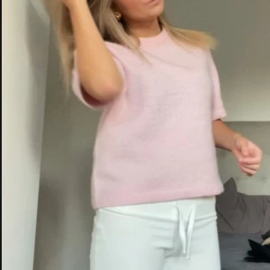 Rosa stickad  - En kortärmad rosa stickad tröja i fint skick, inte alls använd mycket. Säljer samma i vit också