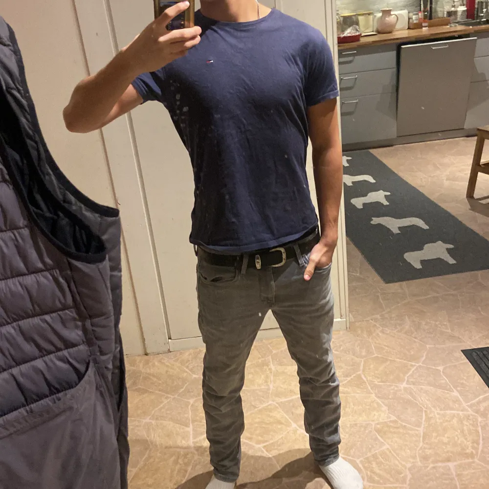 Tommy Jeans (Tommy hilfiger)T-shirt blå. Mycket fint skick inge konstigheter. Storlek XS. Jag på bild är 173 cm, 63 kg drygt å sitter bra gör den;) hör av dig vid frågor eller funderingar. Mvh . T-shirts.