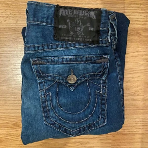 True Religion Jeans Billy Super T - !INTRESSEKOL! Tvärfet true religion bootcut jeans, storlek 33 i jätte bra skick utan hål. Tvekar över att sälja, skriv om ni undrar någonting 📲