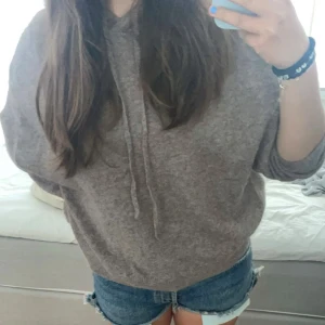 Stickad hoodie - Stickad hoodie från lindex. Ganska nopprig därav priset