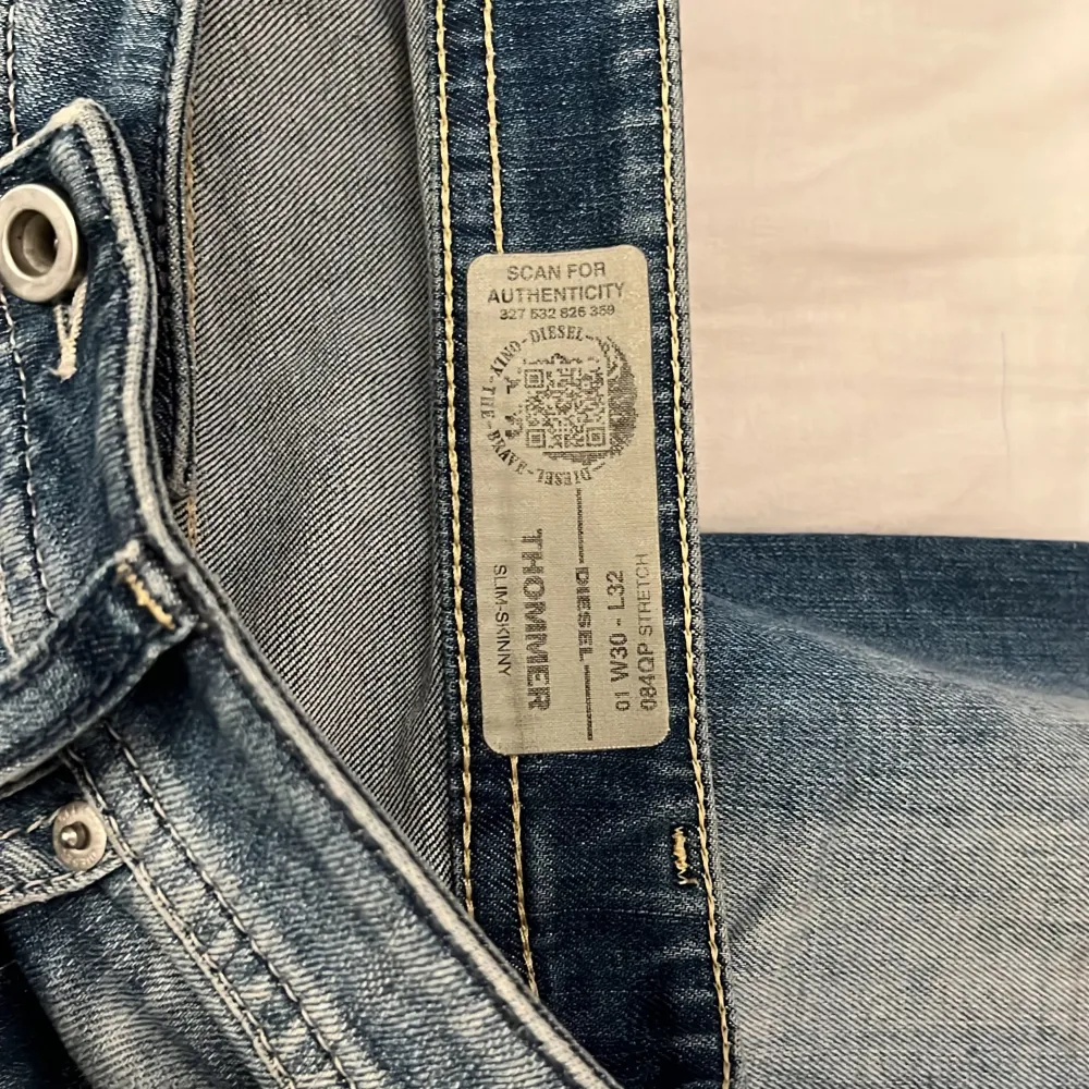 Säljer ett par snygga blå jeans från Diesel i bra skick. De har en klassisk femficksdesign och en bekväm passform. Perfekta för både vardag och fest! 🕺Storlek W30 L32. Jeans & Byxor.