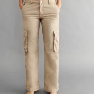 Beige cargobyxor - Säljer ett par snygga beige cargobyxor i väldigt bra skick, från Gina Tricot. De har en bra passform med praktiska fickor på sidorna. Använt de själv en gång. Stryker innan de fraktas💗