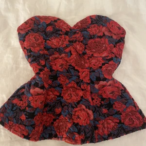 Söt volangtopp, stl S - Mycket bra skick! Storlek S. Från Ginatricot