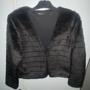 Fluffig jacka från Ginatricot storlek S - Knappt använd, väldigt mjuk