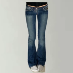  bootcut jeans - Säljer ett par lågmidjade bootcut jeans från only midjemåttet är 35+ stretch och innerbenslängden är 84💗 skriv vid frågor 