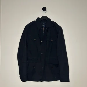 Ralph Lauren Fieldjacket - Riktigt fet fieldjacket från Ralph Lauren, eftertraktad och perfekt för kommande säsonger! Storlek Xs men passar S, även water repellent! I extremt bra skick och använd endast förra vintern! Hör gärna av er vid flera frågor eller funderingar!💫💯