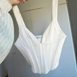Stickad korsettopp  - Kort korsettopp från Zara i naturfärg Ej använd, nyskick Size S Nypris: 299 kr