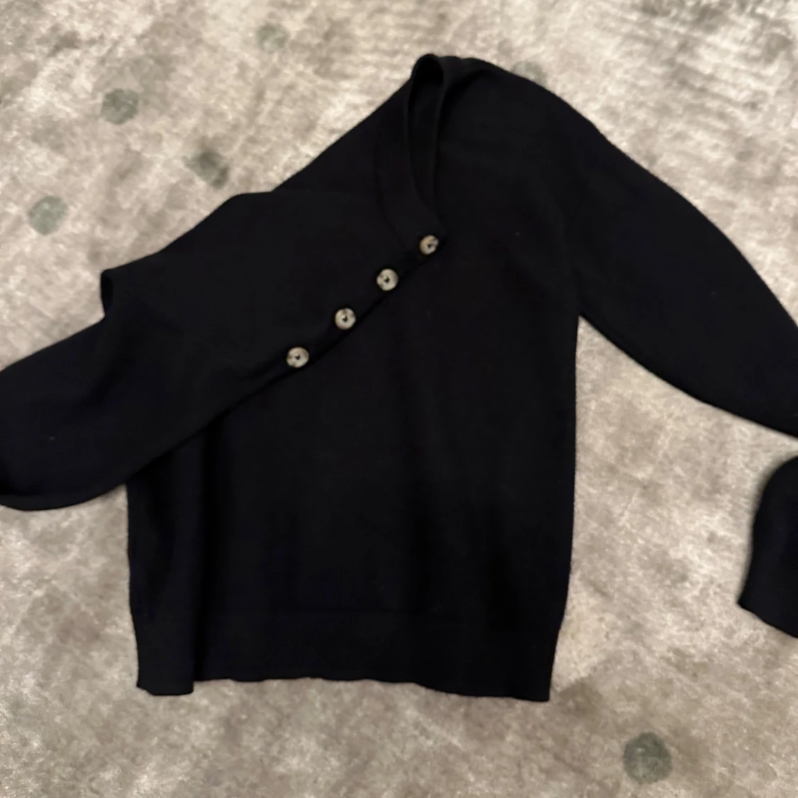 Svart tröja med knappar - 91