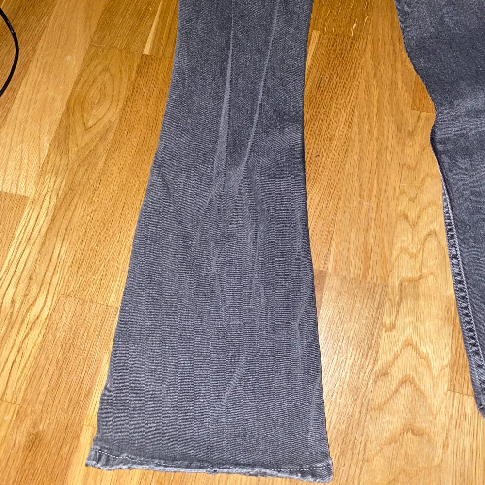 Säljer mina lågmidjade jeans från Gina som jag använt en gång. Dom är som nya och har bara legat i garderoben hela sommaren. Skulle säga att dom är som xs i storleken så dom passar för dom ska har xs. Hör av er för mer info:) . Jeans & Byxor.