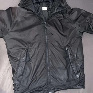 Cp company jacka - Storlek M, väldigt fin jacka ganska bra skick finns något litet märke annars väldigt bra 