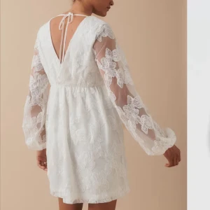 Studentklänning - Säljer nu min superfina studentklänning🥲🩷 Är från Gina Tricot och finns inte att köpa längre, nypris 799kr. Är alltid öppen för prisförslag så det är bara att kontakta mig☺️