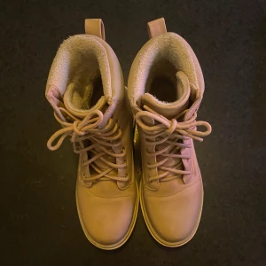 Beigea vinterkängor med foder - Säljer ett par beigea kängor, använda men i mycket bra skick. De är i storlek 36 och är impregnerade. De har ett mjukt och värmande pilefoder och uttagbar innersula. Yttersulan är slitstark och har bra grepp. Ovandelen är i syntetskinn och skorna är från race marine. 