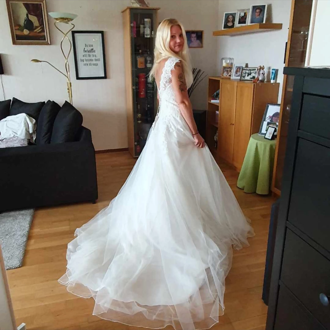 Vit bröllopsklänning med spetsdetaljer