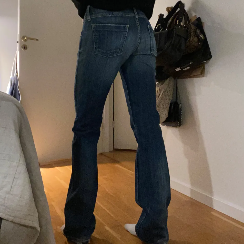 Säljer ett par snygga Lågmidjade flared jeans i bra skick då det är lite förstora i midjan för mig. De är i strl 36 och är från märket pepe jeans. Det är lite slitage längst ned på hälarna som syns i bild 3. Längd (från midja till botten) 104cm, innebens längd 84cm, midja rakt över 40cm.💗lite stora för mig som i vanliga fall har strl 34!. Jeans & Byxor.