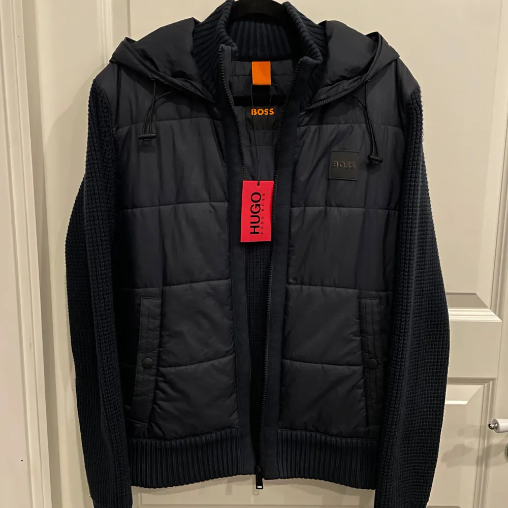 Säljer nu mina helt nya Hugo Boss Cardigan då den inte passar, fick den i present för nån vecka sedan men har aldrig haft på mig den ute, då jag bara testat den hemma! Priset är inte hugget i sten så kom gärna med förslag!!!. Takit.
