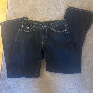 Weekday jeans - Superfina jeans som är lågmidjade 