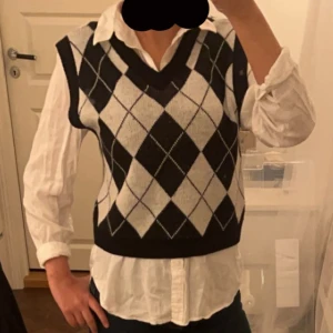 Stickad tröja - Denna är väldigt fin men använder inte den har använts 2 gånger 