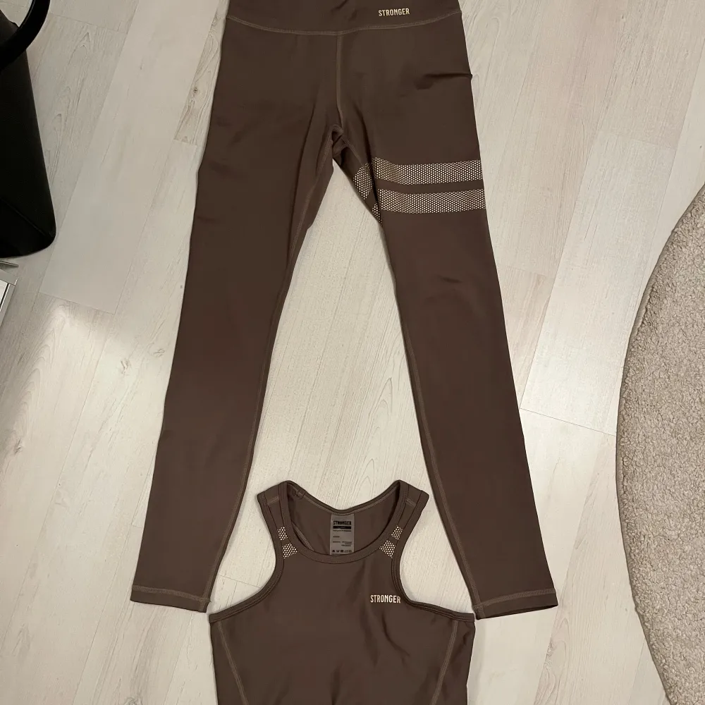 Fina Stronger tights och bh-topp i stl xs ljus bruna/beige. Tightsen bara använda ett fåtal gånger och bh-toppen är aldrig använd. . Sportswear.