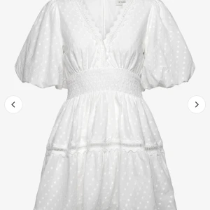 By Melina klännning  - Supertrendiga studentklänning från By Malina! Använd bara någon timme, verkligen superskön! Klänningen är i storlek L men skulle säga att den passar mindre och större storlekar också pågrund av stretchen i midjan!💗 Köpt för 2400 mitt pris 1600kr. 