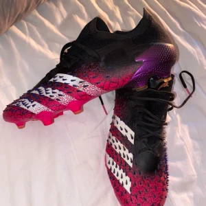 Adidas Predator Freak.1 Low FG - Adidas Predator Freak.1 Low FG superspectral              Skick: Använda fåtal gånger och alla taggar är kvar    Storlek: 43 1/3 