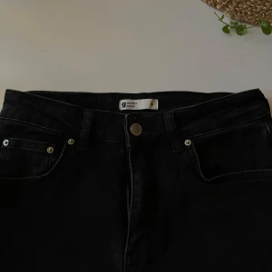 Svarta jeans från Gina Tricot - Säljer ett par svarta bootcut jeans från Gina Tricot. Säljer då dom tyvärr är för stora på mig. Hör av dig vid frågor!!