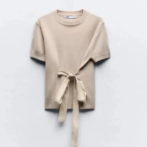 Stickad tröja med knytning - En jätte fin kortärmad stickad tröja från zara. Den är storlek M, men skulle säga att den sitter som en S! Fint skick, andra bilden är min men kontakta gärna privat för mer bilder på tröjan!💕