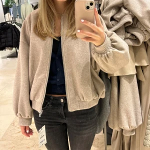 Höst jacka  - Super snygg höst bomberjacka från zara. I helt nyskick❤️❤️i storlek L men liten i storleken så passar någon som vanligtvis har S/M