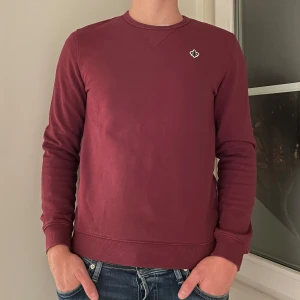 Vinröd tröja från Morris - Tjena, säljer nu denna coola Morris tröjan i storlek S. Modellen på bilden är 182 och tröjan är lite tajt på mig. Perfekt för höst och vinter, med långa ärmar och mjukt material som håller dig varm. Passar både till vardags och lite finare tillfällen. Skicket på tröjan är väldigt bra då den använts flitigt och kommer utan defekter! Priset börjar vid 199 kr men är diskutabelt. Tveka ej att höra av dig vid frågor😁