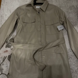 Jacka  - Aldrig använd. Prislapp sitter kvar